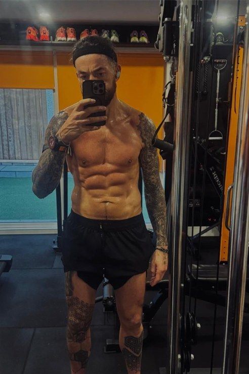 Mark, gym mirror selfie